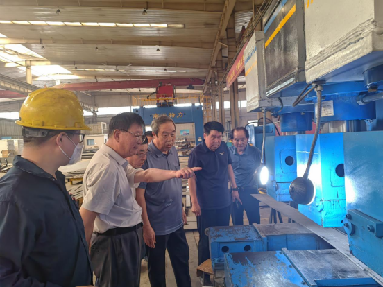 市人大原副主任潘漢久、市原安監(jiān)局局長(zhǎng)張憲考察船舶加工建設(shè)項(xiàng)目